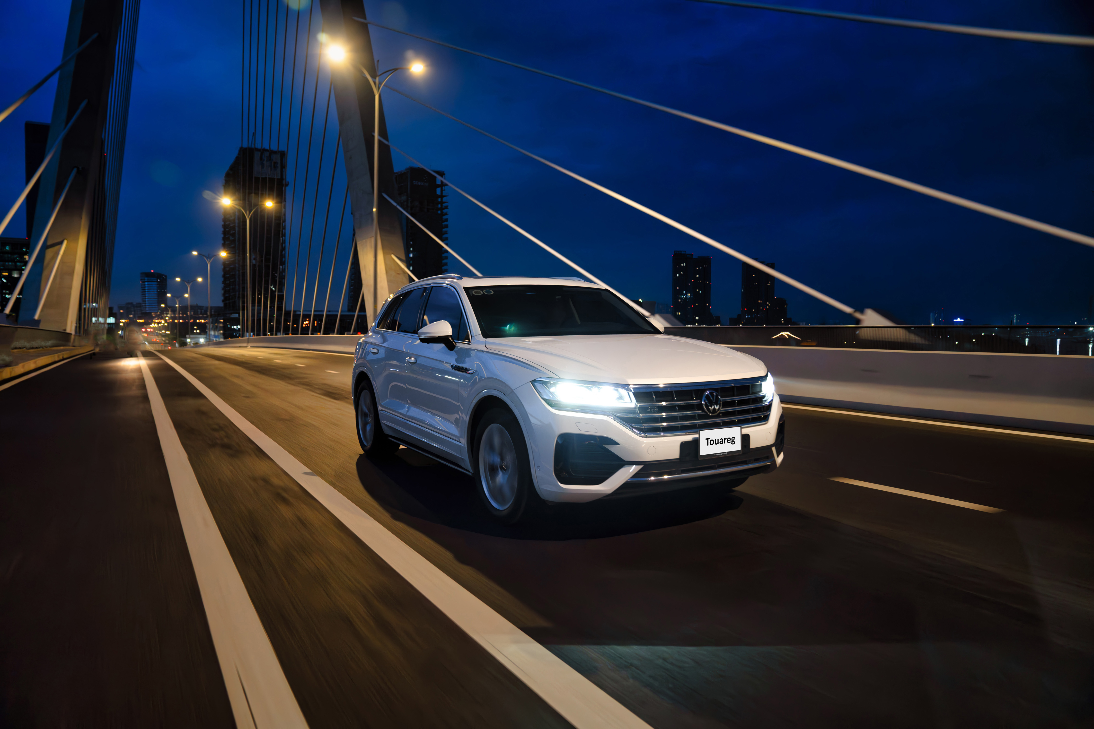 Volkswagen Việt Nam chính thức đồng hành cùng Hoa Hậu Hoàn Vũ Việt Nam 2023 - Miss Cosmo Vietnam với danh xưng “Đối Tác Dòng Xe Cao Cấp”. Thông điệp của cuộc thi năm nay “Made, Not Born – Tôi Luyện Nên Tôi” với diện mạo mới, hoàn toàn phù hợp và là nguồn cảm hứng cho Volkswagen để quyết định đồng hành cùng sứ mệnh tìm kiếm ngôi vị hoa hậu năm nay